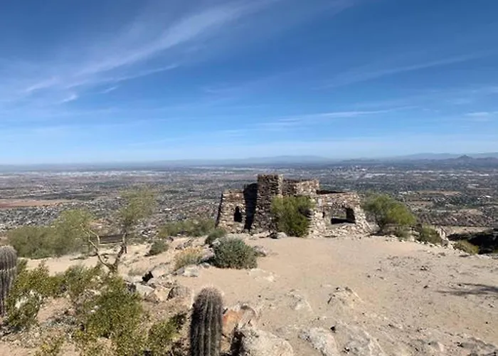 Apartment Luxe Getaway Near Essential Amenities & Mountain Views Phoenix