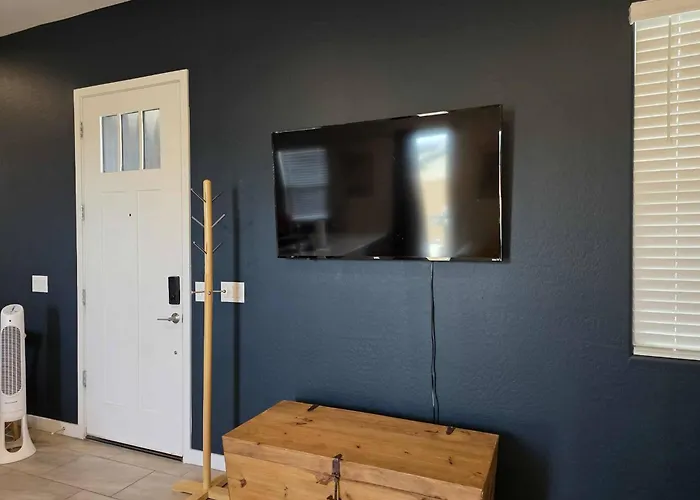 Luxe Getaway Near Essential Amenities & Mountain Views Apartment