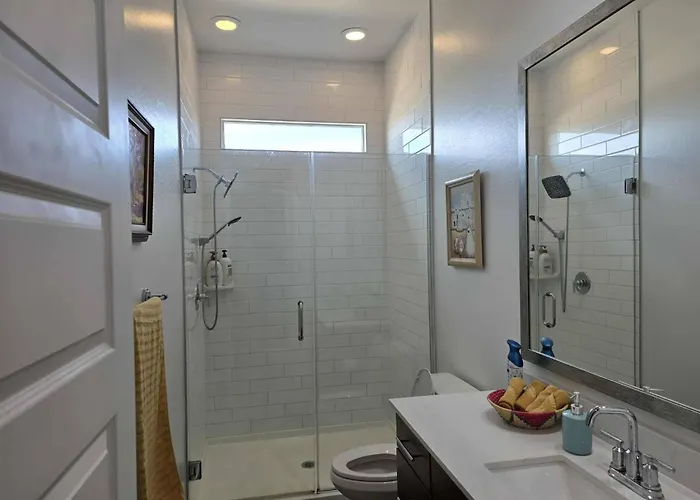 Luxe Getaway Near Essential Amenities & Mountain Views Apartment