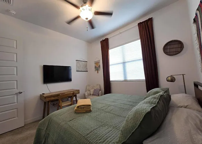 Luxe Getaway Near Essential Amenities & Mountain Views Apartment Phoenix