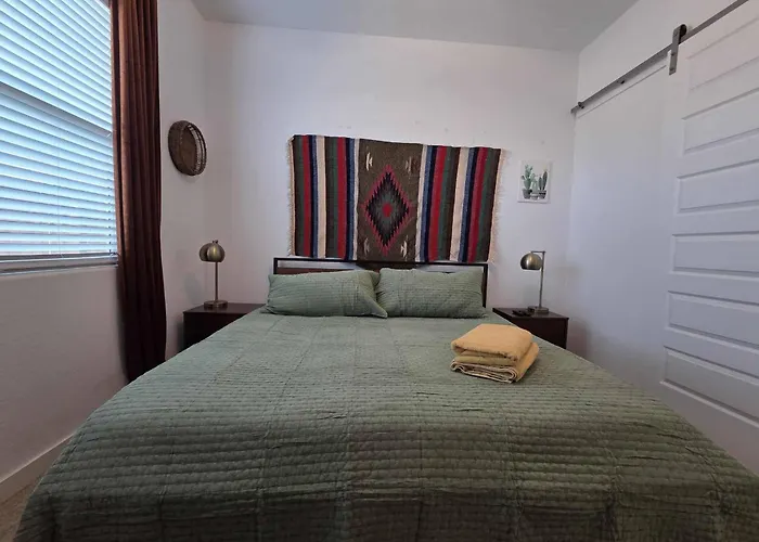 Luxe Getaway Near Essential Amenities & Mountain Views Apartment