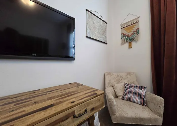 Apartment Luxe Getaway Near Essential Amenities & Mountain Views *