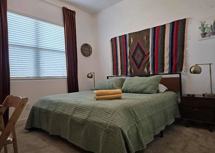 Apartment Luxe Getaway Near Essential Amenities & Mountain Views *