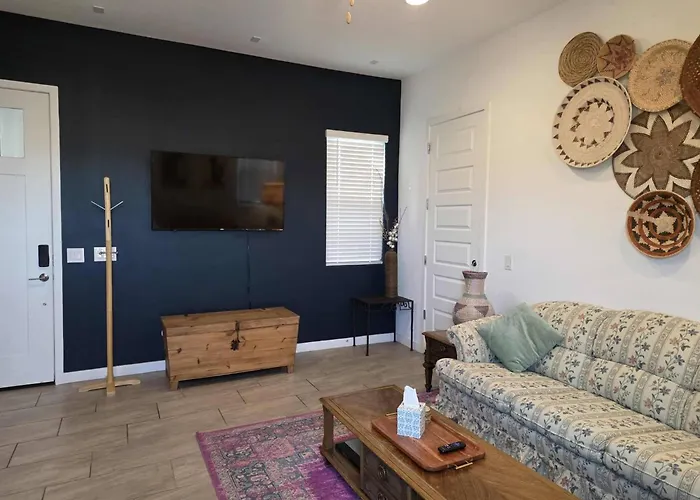 Apartment Luxe Getaway Near Essential Amenities & Mountain Views *