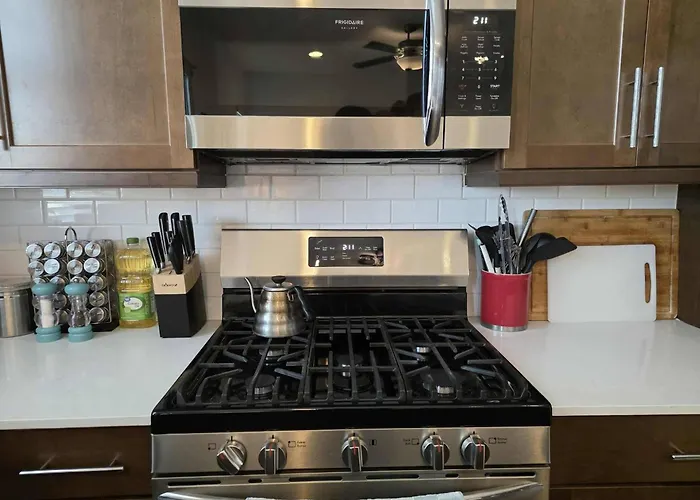 Luxe Getaway Near Essential Amenities & Mountain Views Phoenix