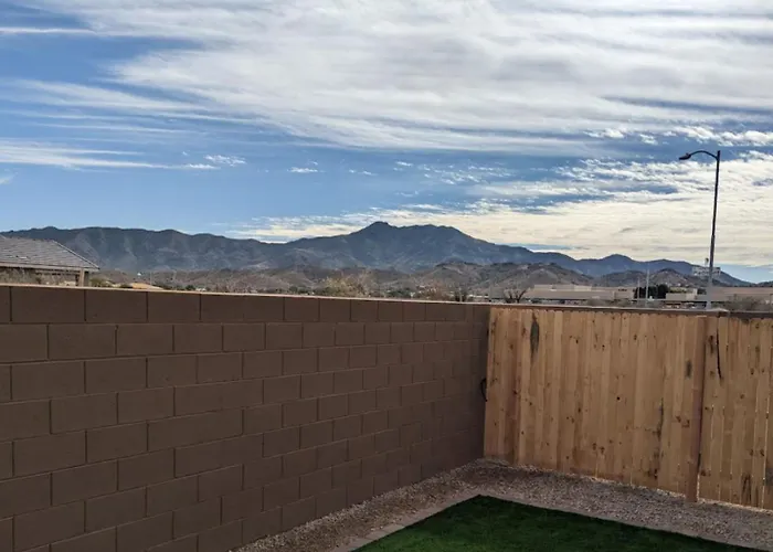 Apartment Luxe Getaway Near Essential Amenities & Mountain Views